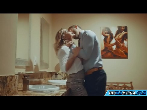 ❤️ Nalika pirang semok seduces sampeyan ing toilet umum Porno fb ing jv.porn-mz-com.ru